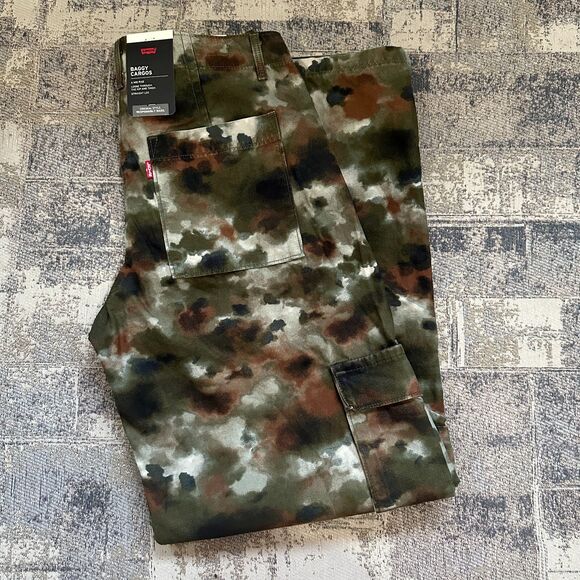 NWT Levi's Premium Women's Pants Baggy Camo Cargo Watercolor Print $108 Sz 26x30 - Picture 2 of 12